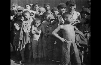 Группа детей-беспризорников. 1922 г. Фото: humus.livejournal.com