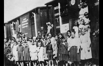 Дети у вагона-«теплушки». 1918 г. Фото: family.booknik.ru