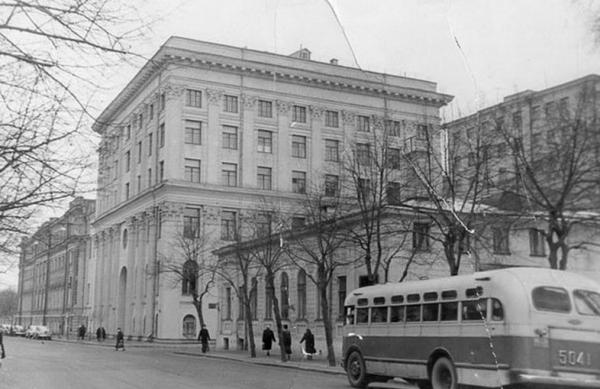 На фото д. 13 находится вдалеке, за шестиэтажным строением № 15. Сейчас оба здания занимает Верховный суд РФ. Фото: PastVu