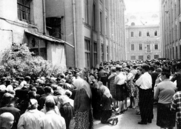 Коленопреклоненная молитва участников делегации в переулке у Старой площади 16–17 мая 1966 г. Фото: личный архив Т. К. Никольской 