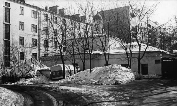 Внутренний двора дома 25 по Никитскому Бульвару. 1980 год. Фото: pastvu