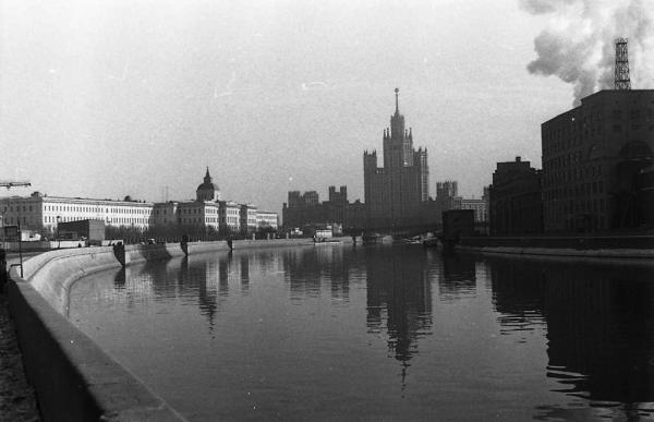 Москворецкая набережная с видом на высотку на Котельнической. 1962 год. Фото: pastvu Москворецкая набережная с видом на высотку на Котельнической. 1962 год. Фото: pastvu