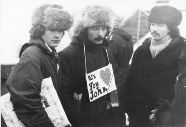 Митинг памяти Джона Леннона на Ленинских горах. 1980 г. Фото: openmusicblog.com Митинг памяти Джона Леннона на Ленинских горах. 1980 г. Фото: openmusicblog.com