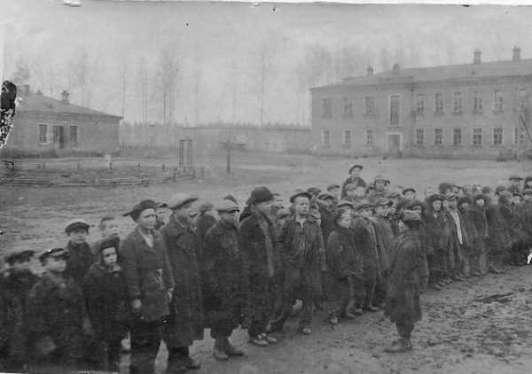 Воспитанники во дворе Барыбинского детского дома. Предположительно 1940-е гг. Фото: «Синяя птица»