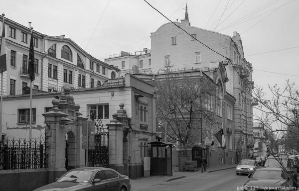 Денежный переулок, дом № 7. Особняк и доходный дом Г. Е. и А. Г. Бройдо — В. Я. Бурдакова (1911, арх. А. Н. Зелигсон). Бывший доходный дом (строение 2) на заднем плане. Современный вид. Фото: nekrasov1979.livejournal.com Денежный переулок, дом № 7. Особняк и доходный дом Г. Е. и А. Г. Бройдо — В. Я. Бурдакова (1911, арх. А. Н. Зелигсон). Бывший доходный дом (строение 2) на заднем плане. Современный вид. Фото: nekrasov1979.livejournal.com