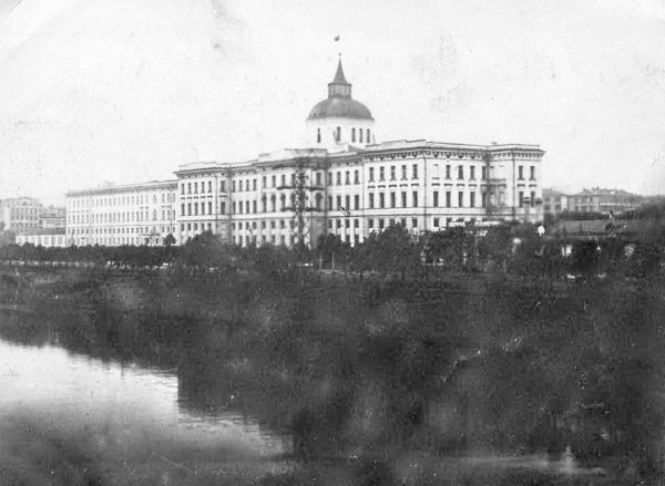 Воспитательный дом. Кон. 1920-х – нач. 1930-х гг. Вероятно, Приемная Деткомиссии ВЦИК находилась в одном из помещений Воспитательного дома. Фото: PastVu Воспитательный дом. Кон. 1920-х – нач. 1930-х гг. Вероятно, Приемная Деткомиссии ВЦИК находилась в одном из помещений Воспитательного дома. Фото: PastVu