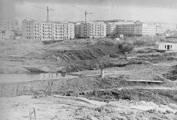 Улица Ферсмана в начале 1960-х гг. Овраги у речки Чуры. Фото: PastVu Улица Ферсмана в начале 1960-х гг. Овраги у речки Чуры. Фото: PastVu