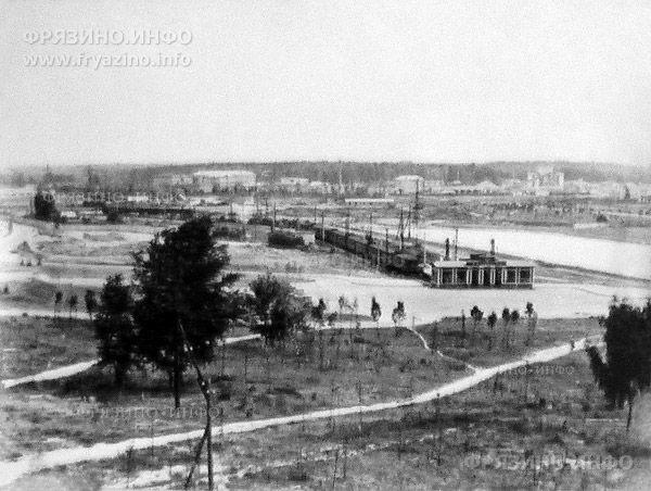 Станция «Фрязино-Пассажирская» в середине 1960-х гг. (?) Перед вокзалом, на месте сквера располагался лагерь. Фото: Виктор Муравьев, fryazino.info