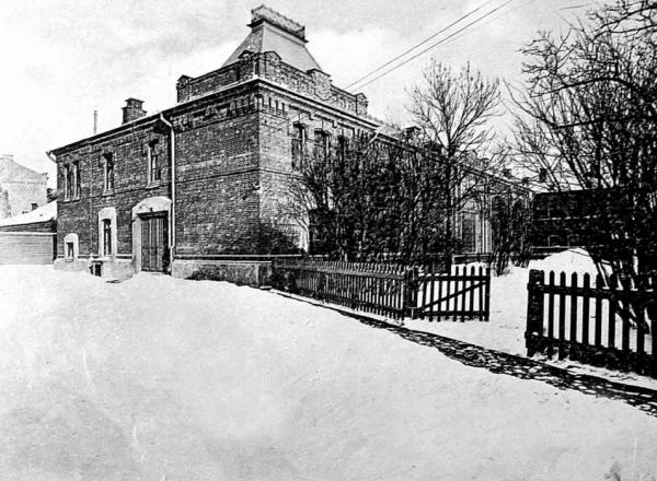 1910-е гг. В этом здании после 1917 г. располагался детский дом для глухонемых детей. Фото: PastVu
