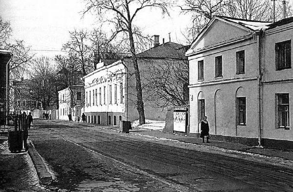 Справа – дом 4 по Казачьему переулку, где в 1920-е гг. находился детский дом. Фото: PastVu