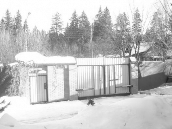 Сегодня на ул. Некрасовской старые дачи соседствуют с коттеджами: но от детского дома ни осталось и следа. Фото: dom.mirkvartir.ru