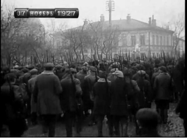 Колонна демонстрантов 7 ноября 1927 года. Фото: oldmos.ru