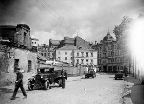 Кривой пер., 1940–1941 гг. Трех- и четырехэтажные здания слева, предположительно, занимал Городской арестный дом Кривой пер., 1940–1941 гг. Трех- и четырехэтажные здания слева, предположительно, занимал Городской арестный дом