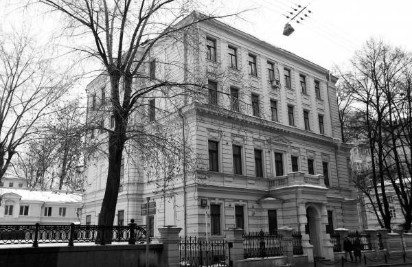 Знаменка, 10. Современный вид (в 1930-х гг. к зданию было надстроено 2 этажа). Фото: liveinmsk.ru Знаменка, 10. Современный вид (в 1930-х гг. к зданию было надстроено 2 этажа). Фото: liveinmsk.ru