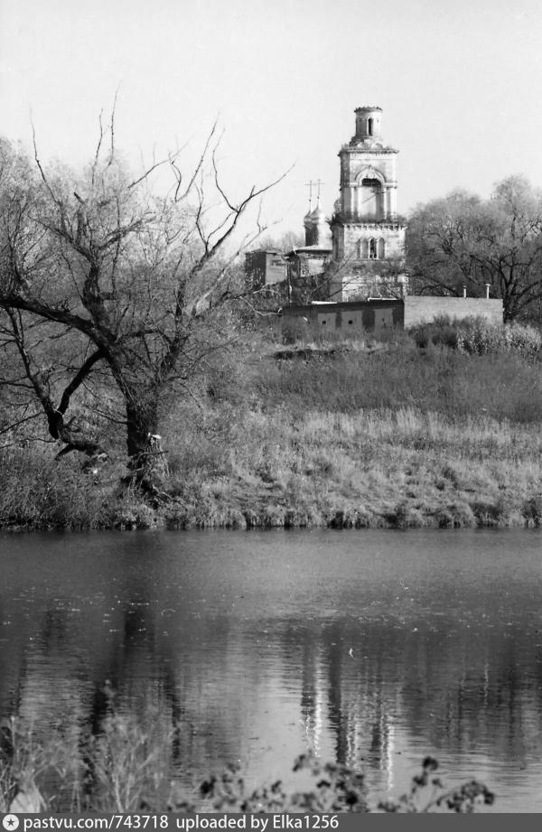 Пруд и Знаменская церковь в Лобанове, 2000 г. Фото: pastvu.com