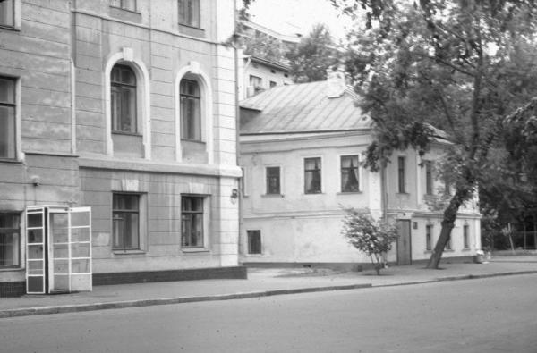 Справа — здание, в котором размещался детский дом для мальчиков. Фото: PastVu
