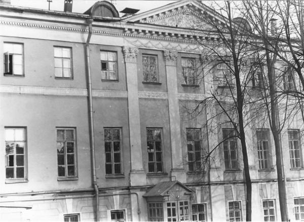 Главное здание усадьбы Нарышкиных, на территории которой расположился институт. 1987 г. Фото: PastVu Главное здание усадьбы Нарышкиных, на территории которой расположился институт. 1987 г. Фото: PastVu