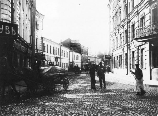 Малая Бронная улица от Тверского бульвара. 1914 г. Фото: oldmos.ru Малая Бронная улица от Тверского бульвара. 1914 г. Фото: oldmos.ru
