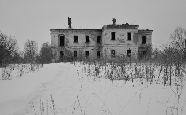 Флигель усадьбы Новикова, в которой находился Малинский детский дом. Разрушающееся здание сильно пострадало от пожара в 2006 году. Фото: deadokey.livejournal.com Флигель усадьбы Новикова, в которой находился Малинский детский дом. Разрушающееся здание сильно пострадало от пожара в 2006 году. Фото: deadokey.livejournal.com