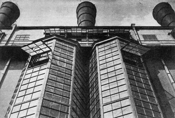 Московская государственная электростанция (МОГЭС, сейчас — ГЭС-1). Вторая половина 1920-х гг. Фото: А. Родченко Московская государственная электростанция (МОГЭС, сейчас — ГЭС-1). Вторая половина 1920-х гг. Фото: А. Родченко