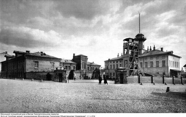 Мясницкий полицейский дом, 1903 г. Слева пожарная часть, справа — полицейская