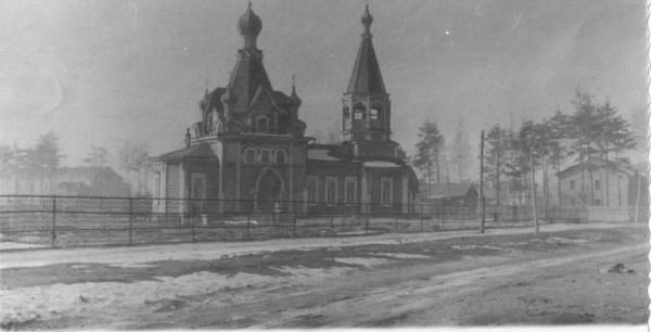 Поселок Наташино в 1950–1960-е гг. В центре храм Живоначальной Троицы. Фото: PastVu
