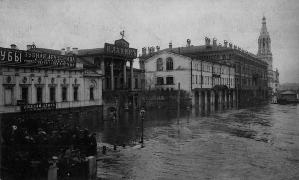 Софийская набережная. 1908 г. Здание с портиком и колоннами в центре — дом № 38. Фото: PastVu