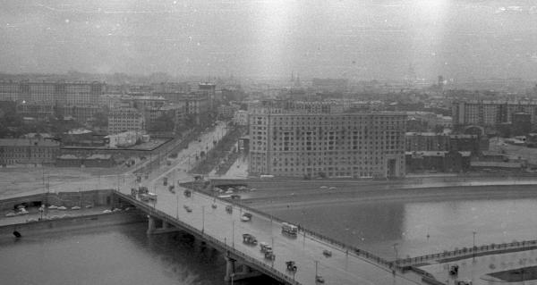 Вид на Новоарбатский мост и еще не снесенную Новинскую тюрьму, 1957–1963. Квартал Новинской тюрьмы выделен контуром. Фото: архив общества «Мемориал»