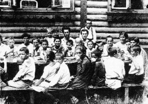 Обед. В центре М. Шагал, слева от него директор колонии Б. Шварцман. Фото: lechaim.ru