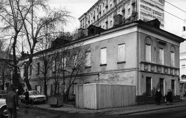 В одном из строений дома № 9 располагалась Деткомиссия Мособлисполкома. 1970-е гг. Фото: PastVu В одном из строений дома № 9 располагалась Деткомиссия Мособлисполкома. 1970-е гг. Фото: PastVu