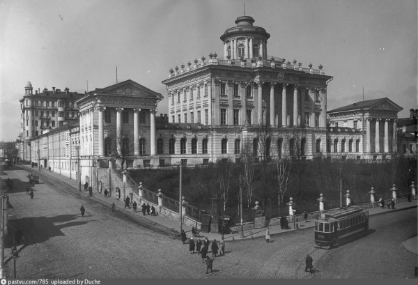 Здание библиотеки имени Ленина конца 1920-х годов Здание библиотеки имени Ленина конца 1920-х годов
