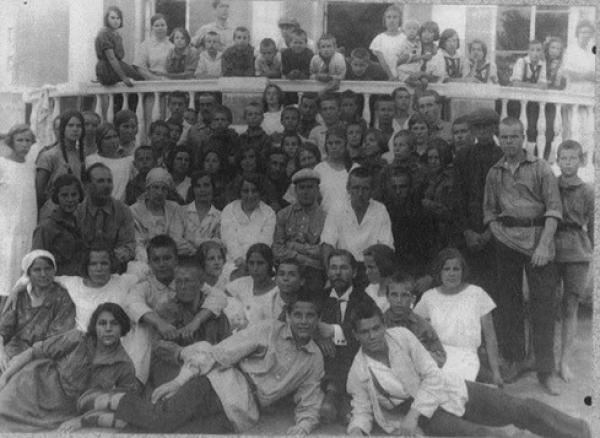 1920-е гг. Воспитанники и сотрудники Пушкинского городка. Фото: http://old.gau.mosreg.ru 1920-е гг. Воспитанники и сотрудники Пушкинского городка. Фото: http://old.gau.mosreg.ru