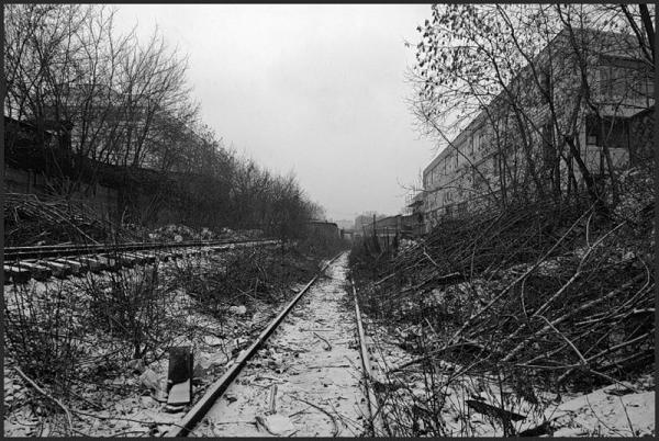 Налево от дороги в 1952 году находился завод, направо — лагерь. Фото: mishbanych