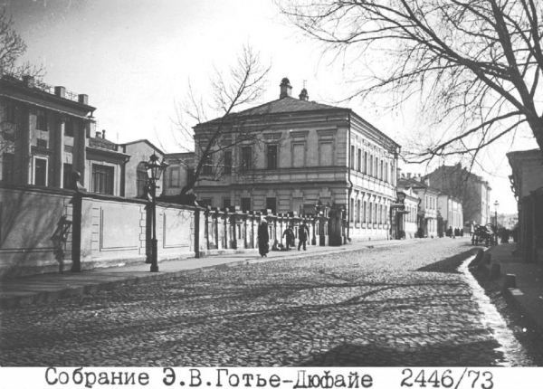 Слева в глубине — дом № 16 стр.1 по Староконюшенному переулку, где, скорее всего, находился Детский дом и школа им. Карла Маркса. Фото: PastVu Слева в глубине — дом № 16 стр.1 по Староконюшенному переулку, где, скорее всего, находился Детский дом и школа им. Карла Маркса. Фото: PastVu