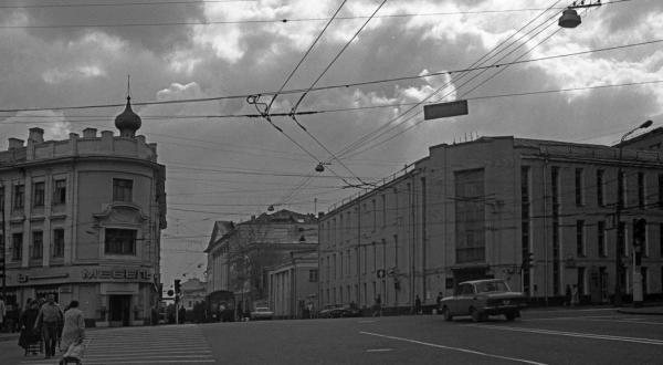 Справа — здание института (Страстной бул., 27). 1985. Фото: PastVu