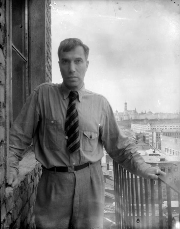 Борис Пастернак на балконе квартиры в Лаврушинском. 1948 г.