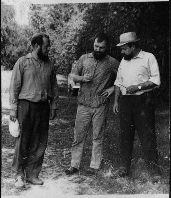 Александр Солженицын, Юрий Титов, о. Александр Мень обсуждают проект постройки храма. Сентябрь 1968 г. Фото: tapirr.livejournal.com