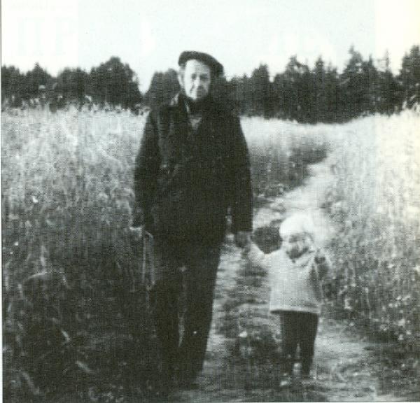 С сыном Ермолаем. Фирсановка, 1973 г. Фото: Солженицын А. И. Бодался телёнок с дубом. М.: Согласие, 1996