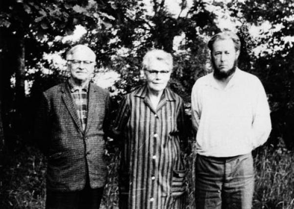 Хутор Копли-Мярди. Солженицын с Арнольдом Сузи и Мартой Порт, хозяйкой хутора. Лето 1967 г. Фото: solzhenitsyn.ru Хутор Копли-Мярди. Солженицын с Арнольдом Сузи и Мартой Порт, хозяйкой хутора. Лето 1967 г. Фото: solzhenitsyn.ru