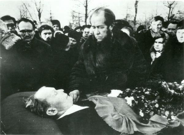 На похоронах Твардовского. Декабрь 1971 г. Фото: архив Общества «Мемориал» На похоронах Твардовского. Декабрь 1971 г. Фото: архив Общества «Мемориал»