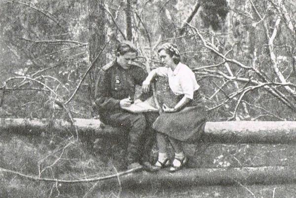 Солженицын и Решетовская на фронте. Весна 1944 г. Фото: reshetovskaya.ru Солженицын и Решетовская на фронте. Весна 1944 г. Фото: reshetovskaya.ru