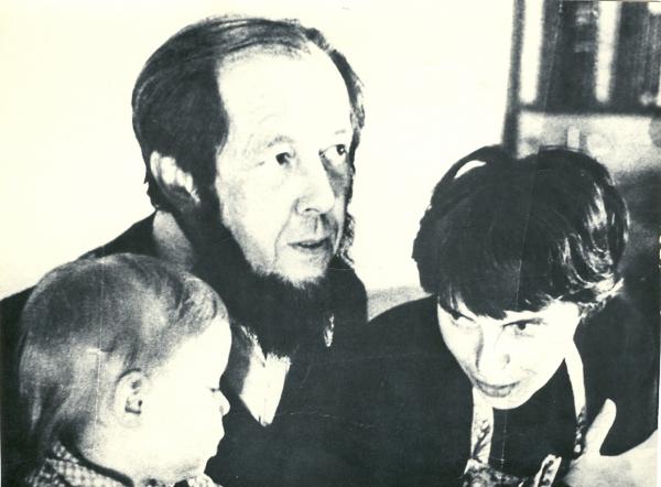 Солженицын с женой и сыном. 1972 г. Фото: архив «Международного Мемориала» Солженицын с женой и сыном. 1972 г. Фото: архив «Международного Мемориала»