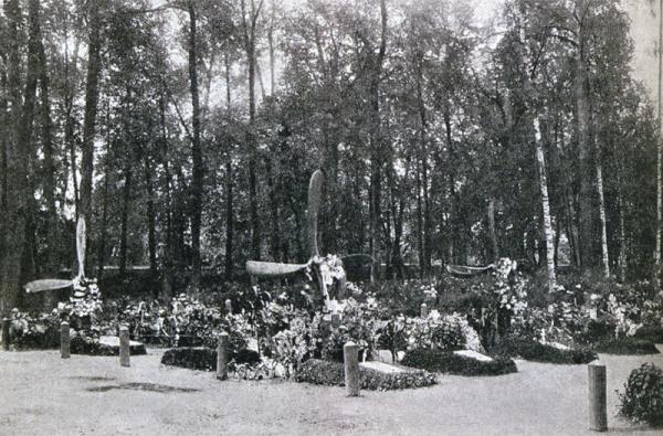 Могилы авиаторов на Братском кладбище. 1920-е гг. Фото: wikipedia.org