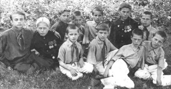 Группа воспитанников детского дома им. Я. М. Свердлова. 1947 г. Группа воспитанников детского дома им. Я. М. Свердлова. 1947 г.
