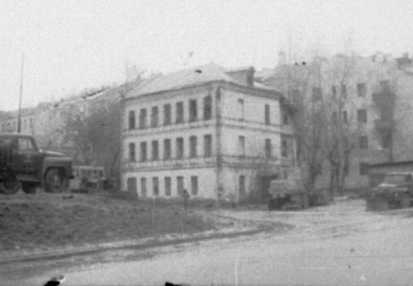 Другой вид на дом на углу Проточного и Большого Ново-Песковского переулков. В подобном здании располагался лагерь