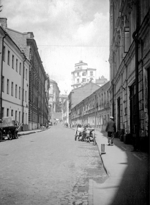 Кривой пер., вид от дома № 7. Арестный дом, предположительно, — белое трехэтажное здание справа Кривой пер., вид от дома № 7. Арестный дом, предположительно, — белое трехэтажное здание справа