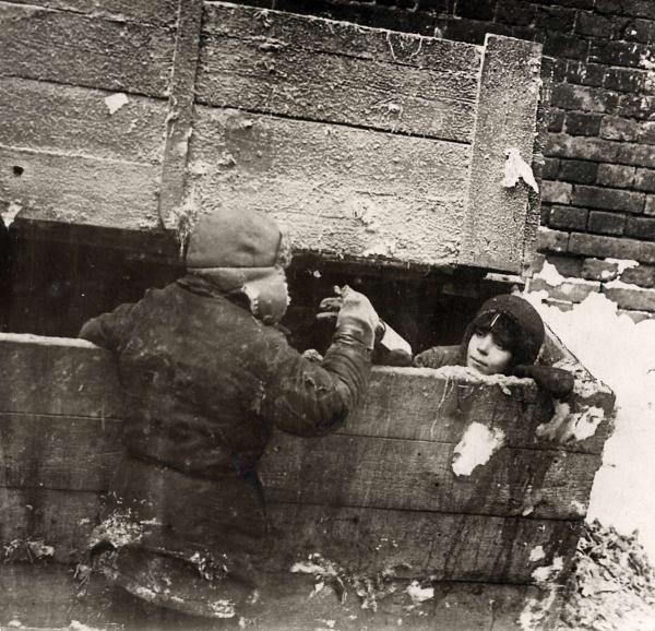 Беспризорные дети в обледеневшем подвале. Конец 1920-х гг. Фото: Институт современной России