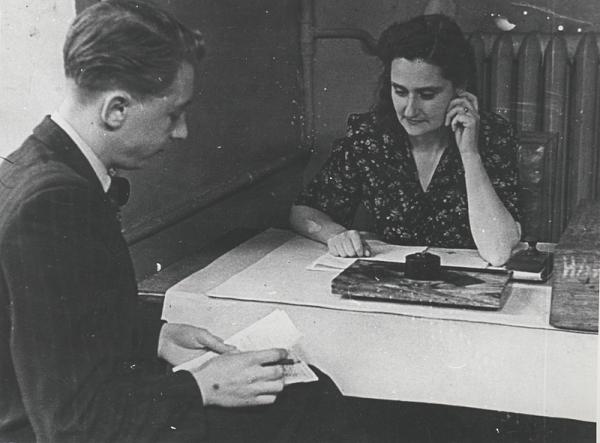 Н. В. Бржостовская принимает экзамен. 1950-е гг. Фото: mosarchiv.mos.ru