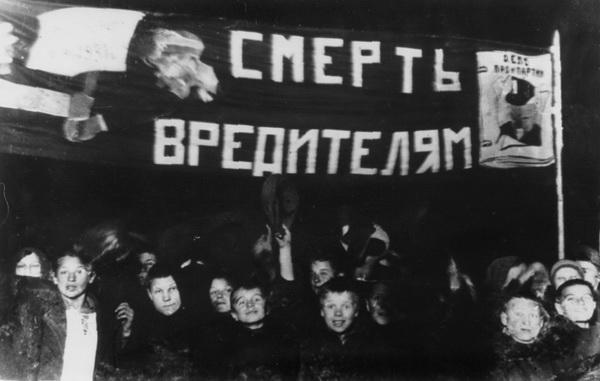 Показательная пионерская демонстрация во время процесса Промпартии. Москва, октябрь 1930 г. Кадр из кинохроники: РГАКФД