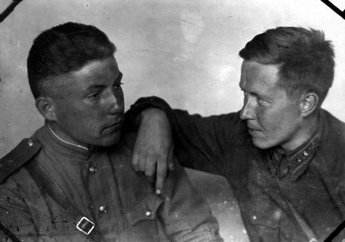 Николай Виткевич и Александр Солженицын. Село Тюрино под Новосилем, май 1943 года. Фото: solzhenitsyn.ru